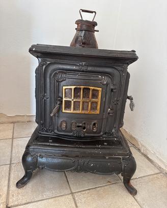 Stufa d'Epoca in Ghisa Decorata - Pezzo Unico