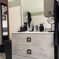 mobile del bagno con lavandino e specchio