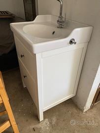 Mobile bagno con lavabo e rubineteria