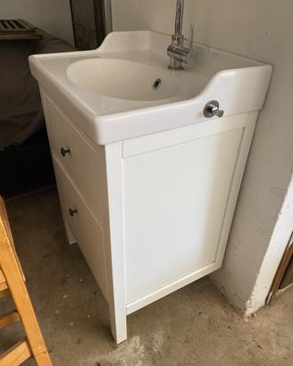 Mobile bagno con lavabo e rubineteria