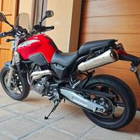 Yamaha MT-03 Rosso-Bianco con kit MT Components