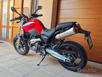 Yamaha MT-03 Rosso-Bianco con kit MT Components