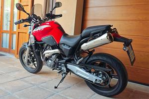 Yamaha MT-03 Rosso-Bianco con kit MT Components