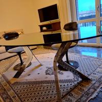 Tavolo ovale in vetro nero con 4 sedie