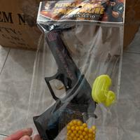 Pistola finta con palline