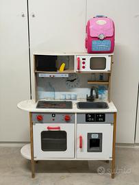 Cucina giocattolo in legno con forno e accessori