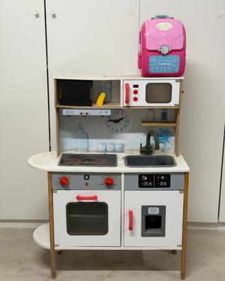 Cucina giocattolo in legno con forno e accessori