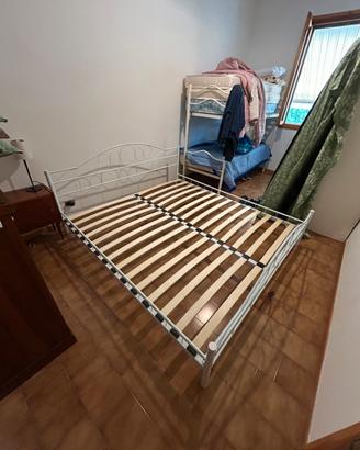 Letto con rete a doghe