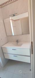 Mobile bagno con specchio e applique