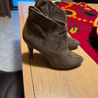 Stivaletto  in camoscio color tortora cafe noir