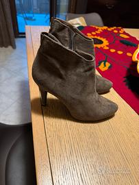 Stivaletto  in camoscio color tortora cafe noir