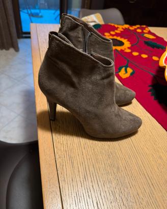 Stivaletto  in camoscio color tortora cafe noir