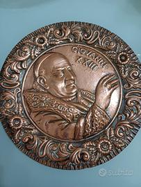 Antica targa commemorativa in metallo di papa Giov