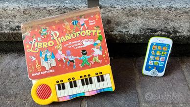 Piano  con Spartiti e Smartphone - Giochi Bambini