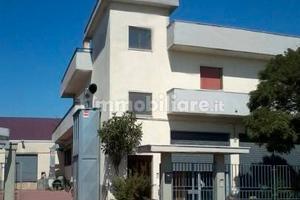 Capannone artigianale con appartamento e piazzale