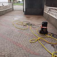 Lavaggio cortili di autobloccanti e recinzioni .