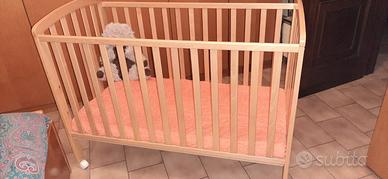 Lettino in legno per bimbi