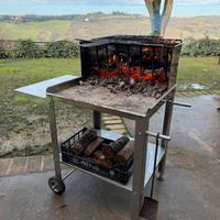 Barbecue in acciaio inox con braciere