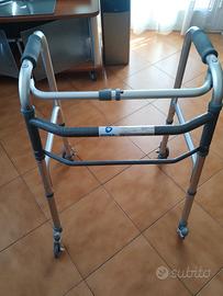 girello deambulatore 