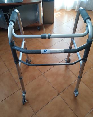 girello deambulatore 