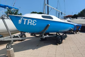 Barca a vela con deriva mobile tipo Alpa 550