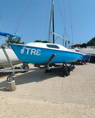 Barca a vela con deriva mobile tipo Alpa 550