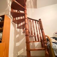 Scala a chiocciola in legno