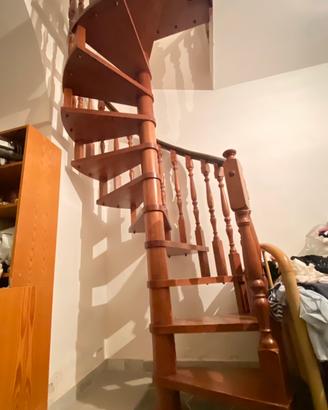 Scala a chiocciola in legno