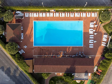 Piscina,bar, ristorante,pizzeria