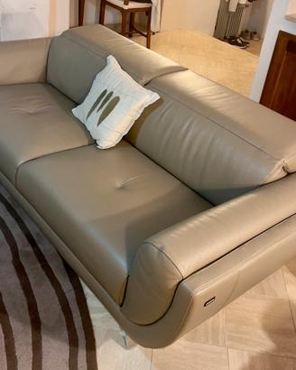 2 divani identici in pelle marca Nicoline