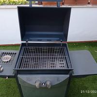 barbecure a gas con fuoco e bombola