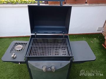 barbecure a gas con fuoco e bombola
