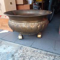 Grande portavaso in ottone sbalzato
