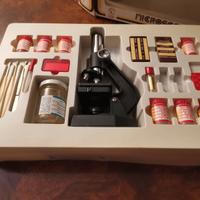 Microscopio e kit piccolo chimico (anni Settanta)