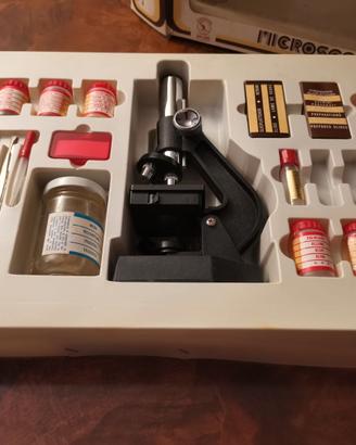 Microscopio e kit piccolo chimico (anni Settanta)