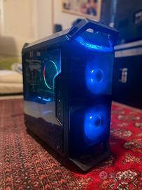 Computer da gaming con monitor e tastiera