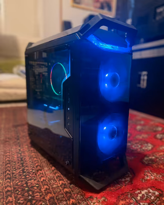 Computer da gaming con monitor e tastiera