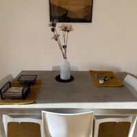 Tavolo moderno senza  sedie