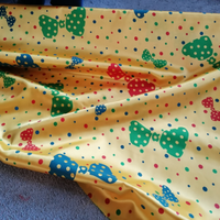 Tessuto raso giallo con stampa a fiocchi