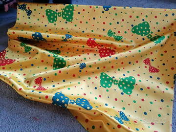 Tessuto raso giallo con stampa a fiocchi