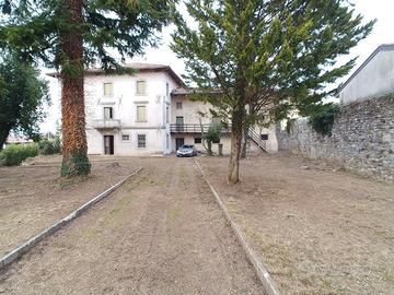 Villa d' epoca con giardino e dependance
