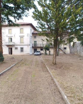 Villa d' epoca con giardino e dependance