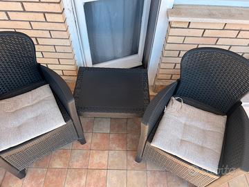 Divanetto 2 poltroncine e tavolino