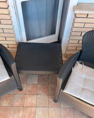 Divanetto 2 poltroncine e tavolino