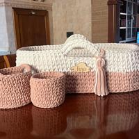 Culla, fasciatoio e set cestini ad uncinetto