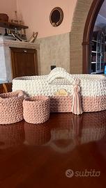 Culla, fasciatoio e set cestini ad uncinetto