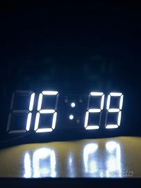 Orologio digitale a LED