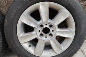 Cerchi con gomme da neve