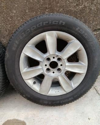 Cerchi con gomme da neve