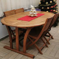 Tavolo con sedie da giardino